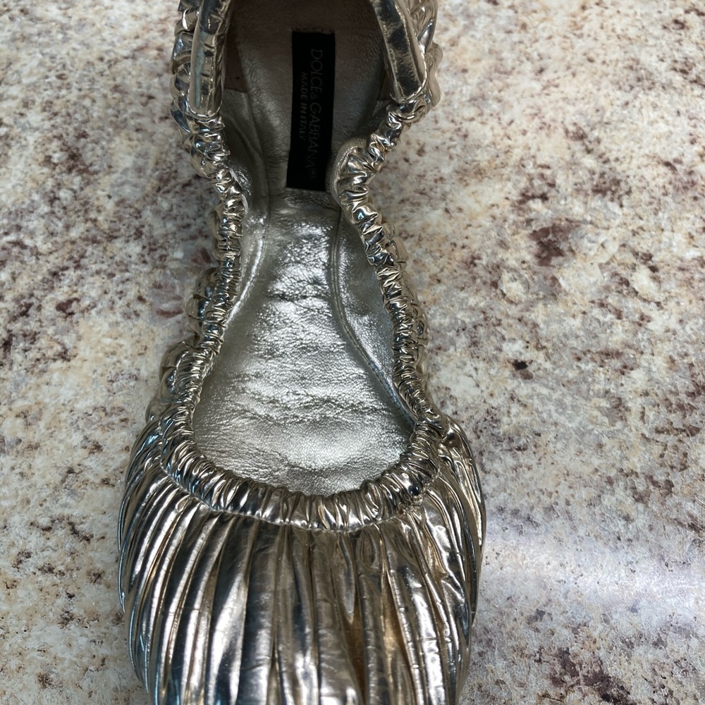 Dolce & Gabbana gold flat